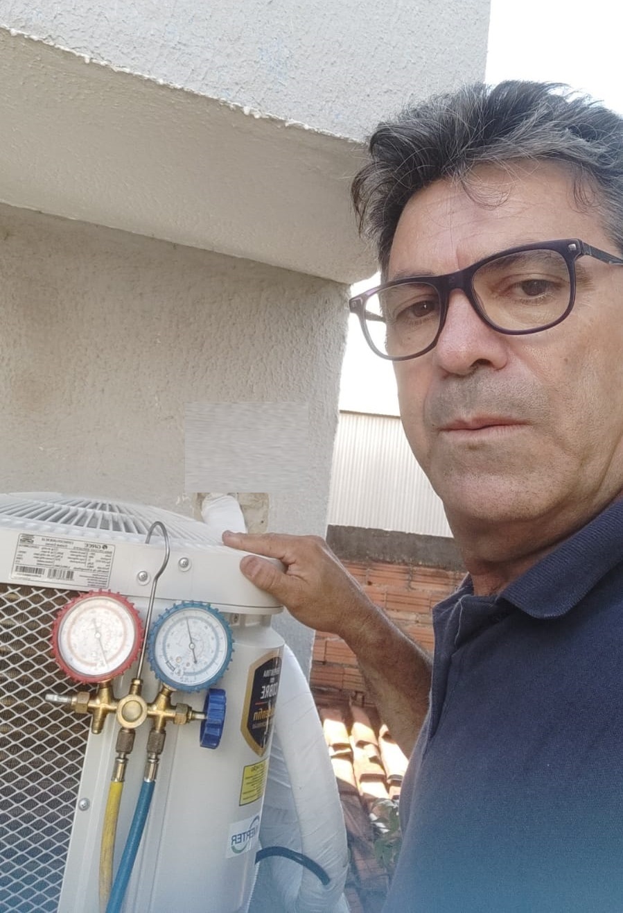 Técnico da Vento Polar realizando instalação de ar condicionado em Goiânia